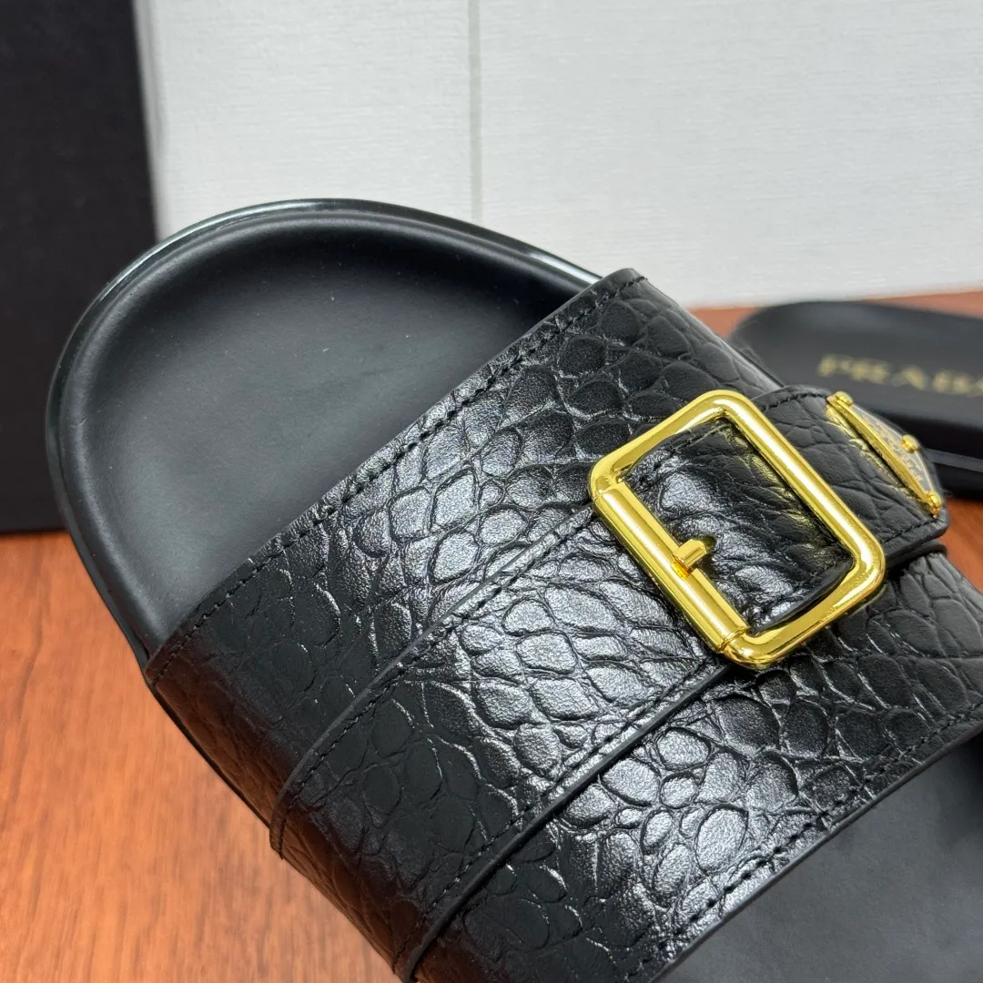 Batch 580 Prada/Prada's new men's straight style genuine leather slippers. Retro inspiration and modern lines coexist harmoniously. The dynamic design is decorated with the brand's iconic symbols and characteristic details. Genuine leather bottom layer, inner calfskin upper including stone pattern cowhide, smooth calfskin, and classic canvas three-logo pattern are available in three styles. It is decorated with genuine leather buckle straps, metal buckle details, and embellished with gold classic enamel brand logo details. Thin rubber soles are standard, and a complete package! Size: 39-40-41-42-43-44-45 Leather shoe size Item number: 2X3064 Stone pattern